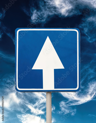 Принти на полотні White arrow on a blue background. One-way traffic warning sign