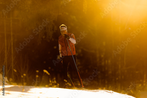 Ragazzo scia durante un tramonto dorato