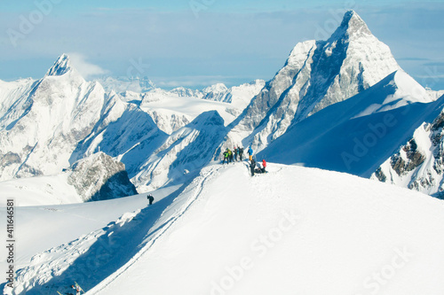Scialpinisti in cresta sul Monte Rosa e sullo sfondo il Monte Cervino