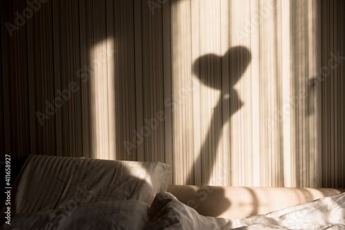 Canvastavla Woman making heart shadow on the wall