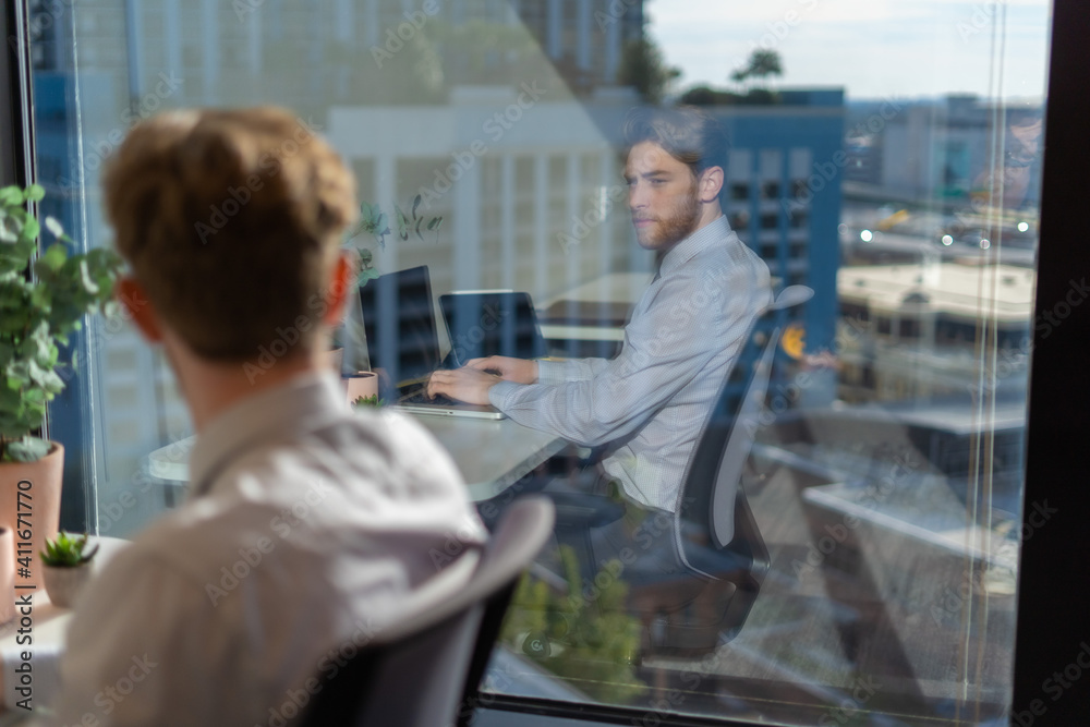 Obraz premium Office employees having a meeting