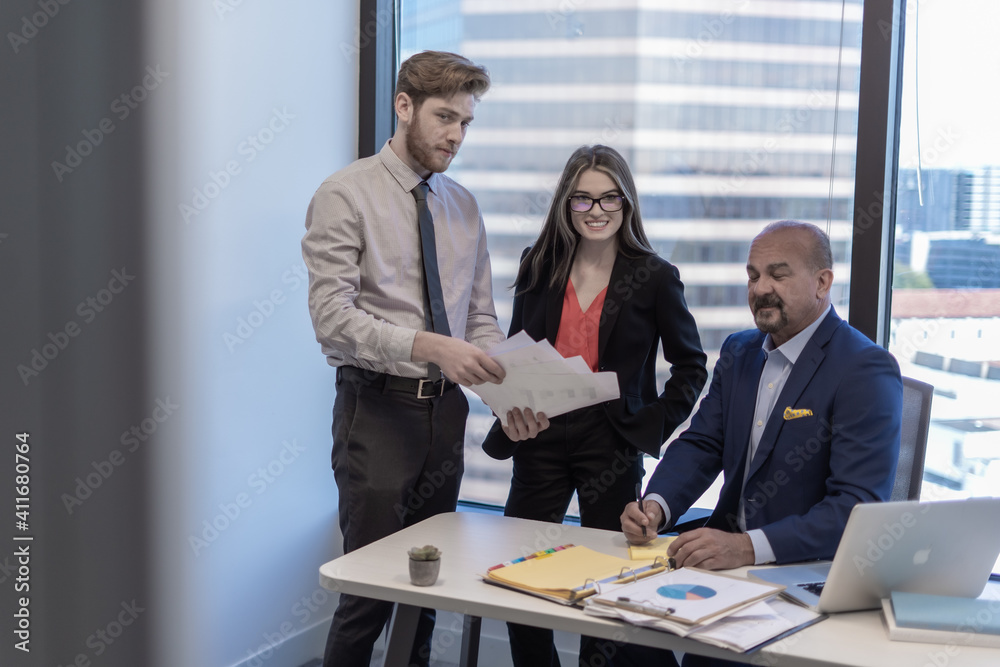 Obraz premium Office employees having a meeting