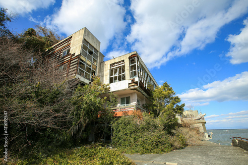 Wallpaper Mural house on the hill Torontodigital.ca