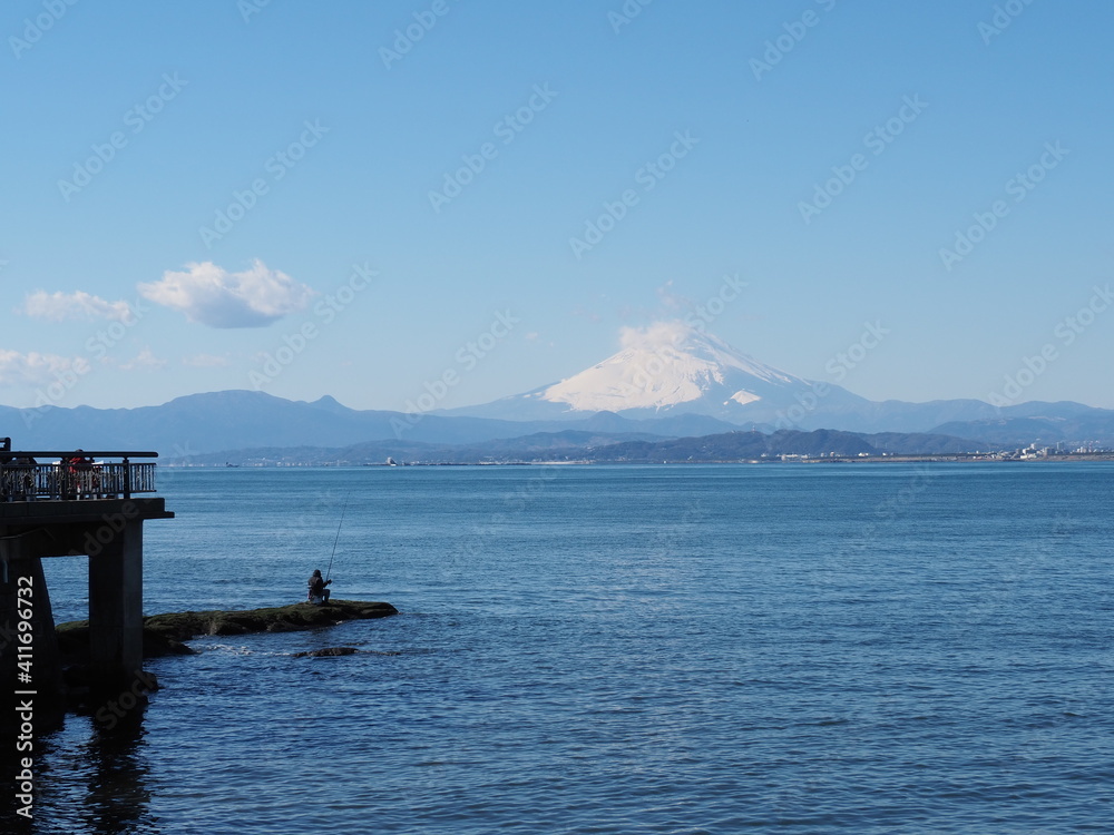 釣り人と目の前に見える富士山