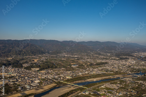 和歌山県紀の川市の街並みと龍門橋や新龍門橋をパラグライダーから空撮。秋12月