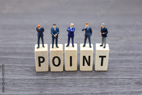 POINTの文字とビジネスマンのミニチュア