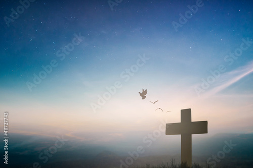 Foto Silhouette jesus christ crucifix on cross on calvary sunset background concept for good friday he is risen in easter day, good friday worship in God, Christian praying in holy spirit religious