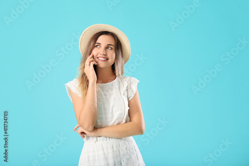 Young woman talking by mobi...