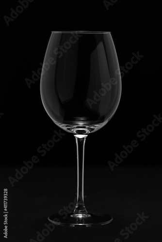Copa de vino de cristal en blanco y negro