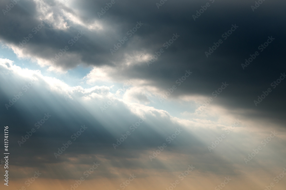 雲の隙間から天使のはしご暗い空