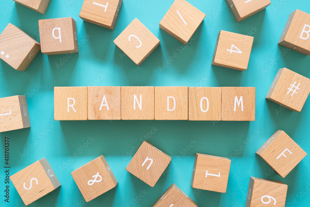 ランダム｜「RANDOM」という文字と周りを囲むたくさんの積み木ブロック