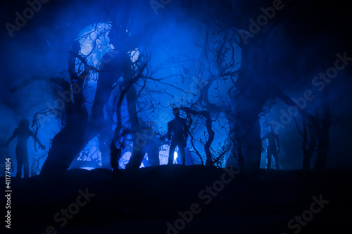 Foto bloodthirsty zombies attacking
