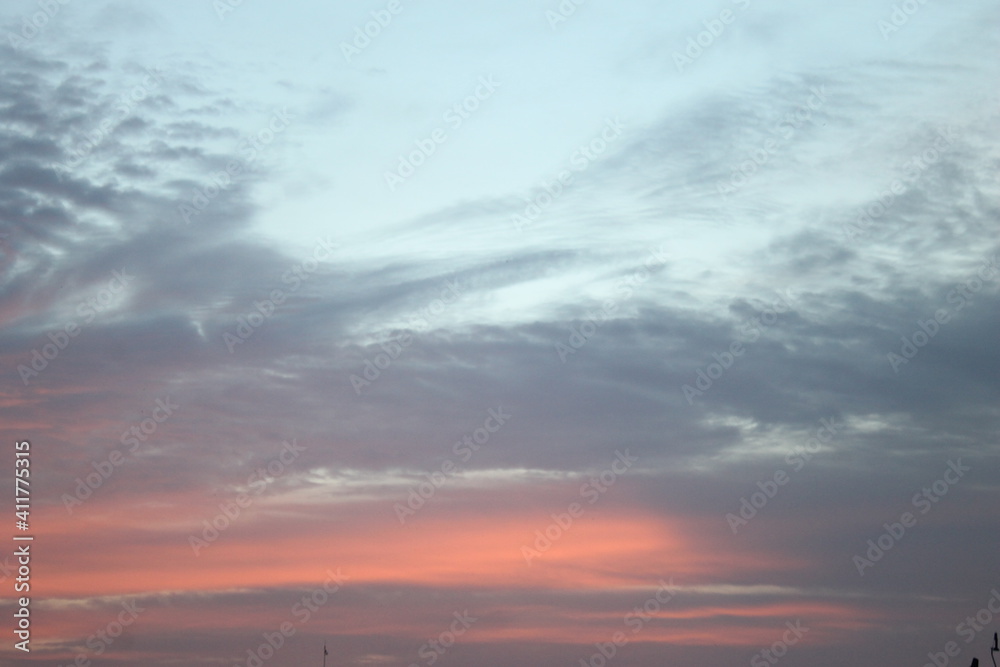 Fototapeta premium Beautiful sky in the evening, colorful sky that looks like a dramatic sunset