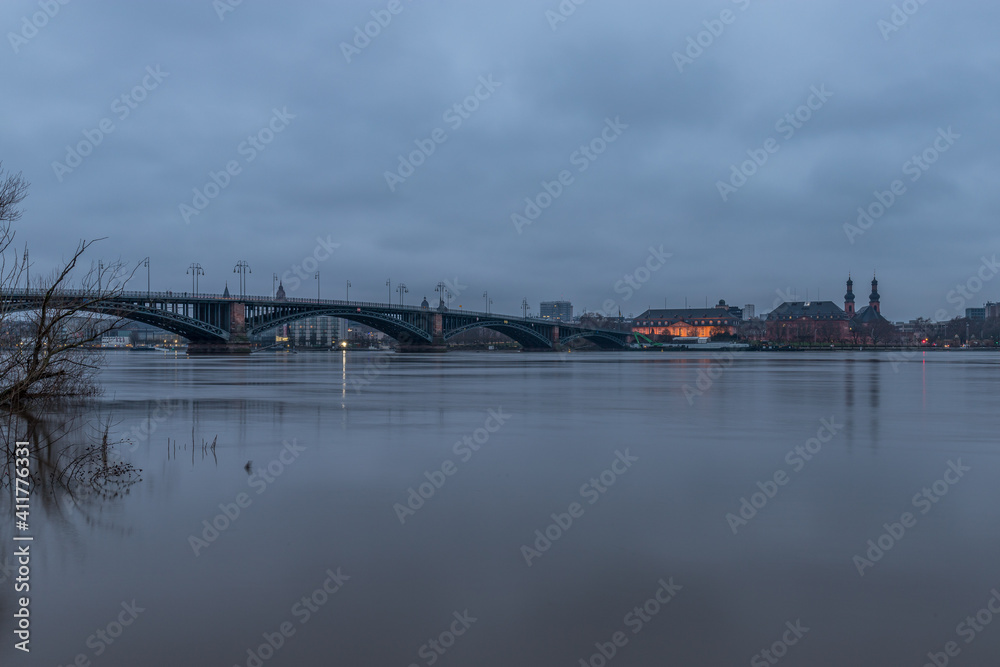 Brücke über den Rhein in Mainz an einem Winterabend mit Hochwasser
