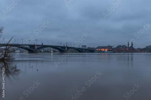 Brücke über den Rhein in Mainz an einem Winterabend mit Hochwasser © parallel_dream