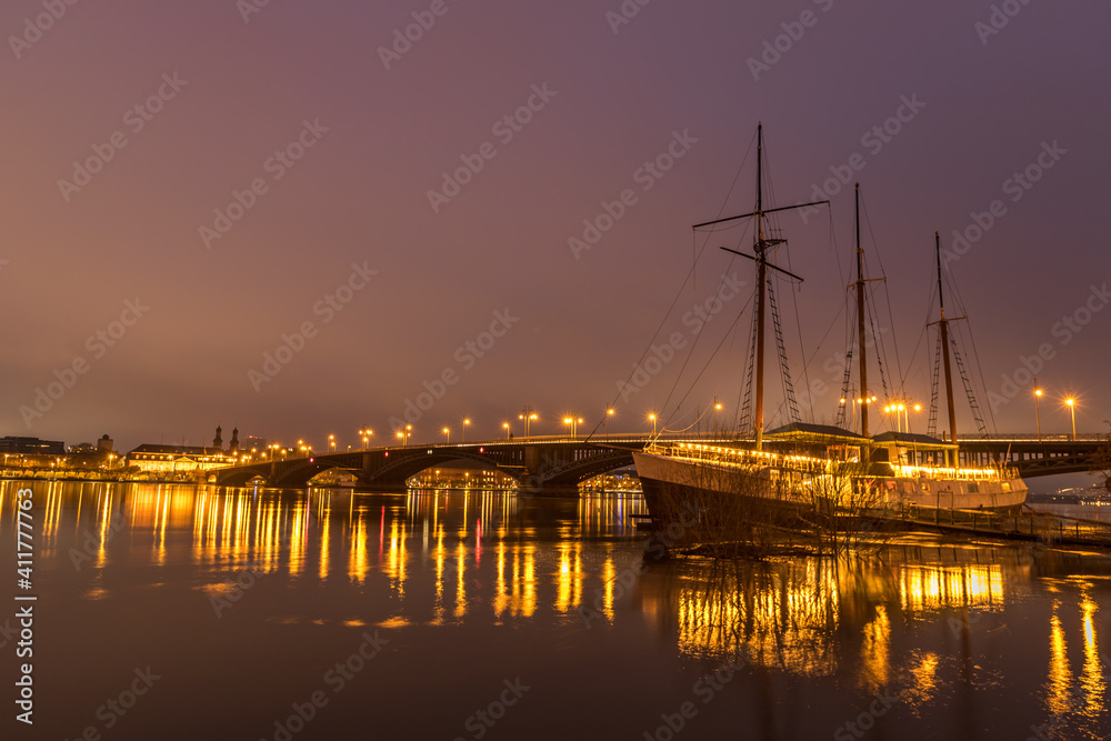 Schiff und beleuchtete Brücke über den Rhein bei Mainz