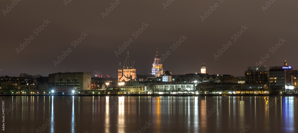 Dom und Skyline von Mainz bei Nacht