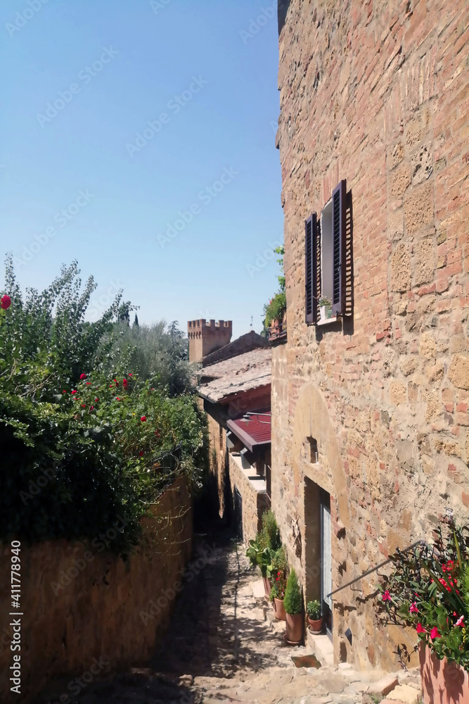 Vicolo medievale di Orvieto con facciata antica