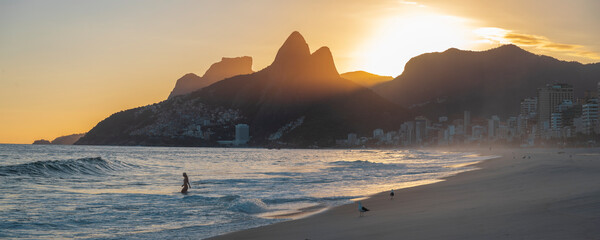Wandcirkels Rio de Janeiro Leblon strand met bergketen Rio  © Aliaksei