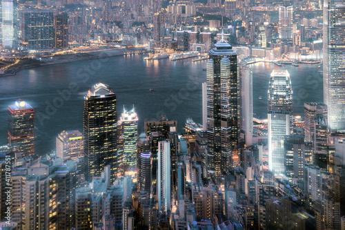 Hong Kong illuminated by city lights © Rawpixel.com