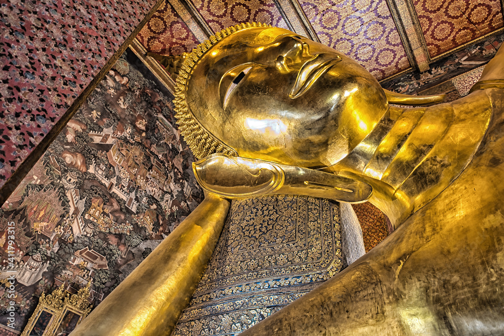 reclining buddha statue at wat pho Bangkok