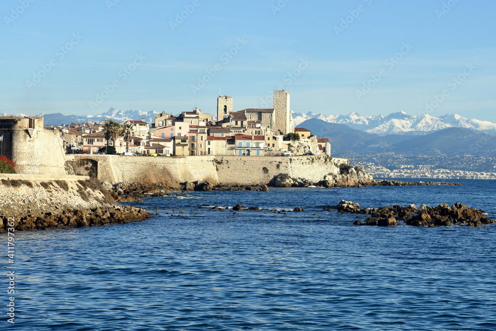 France, côte d'azur, la vieille ville d'Antibes, les remparts, le bastion, le château Grimaldi, la cathédrale, et le massif enneigé du Mercantour.
