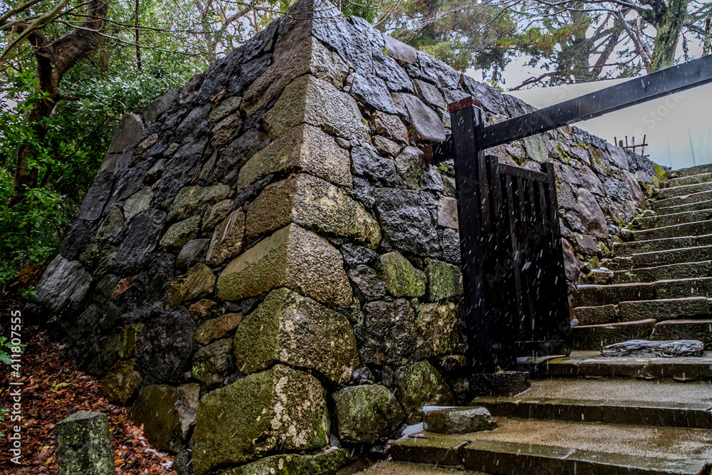 冬の松江城の南口門の風景