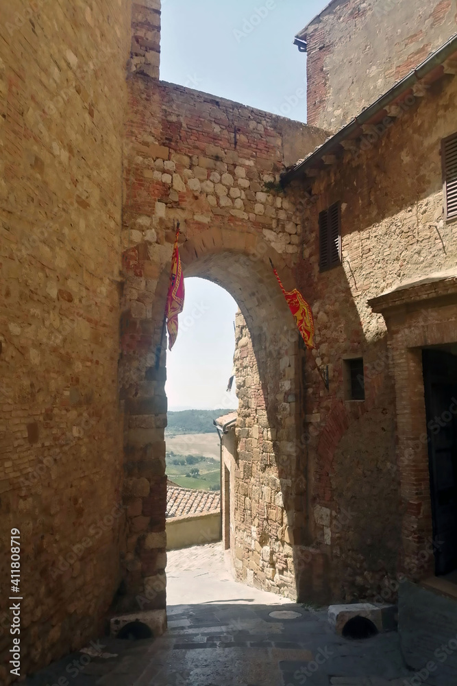 Resti di mura antiche e medievali in pietra con arco