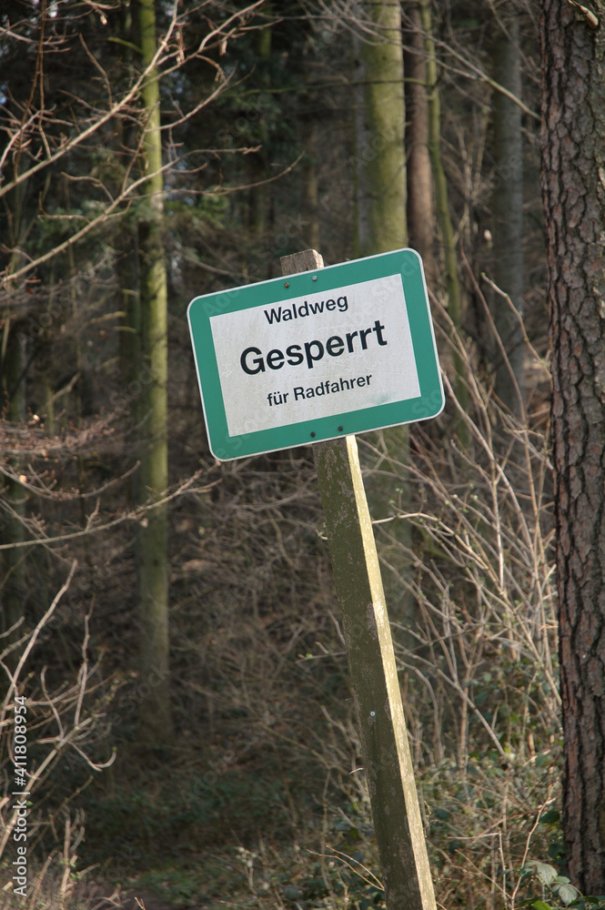 Waldweg gesperrt für Radfahrer Waldweg gesperrt für Radfahrer