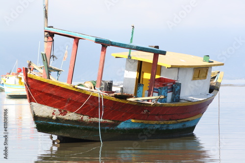 Barco de pescador na beira de rio. © Luis Lima Jr