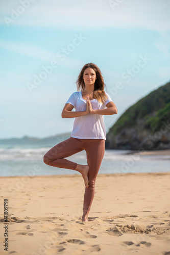 Yoga in the beach © Mikel Taboada