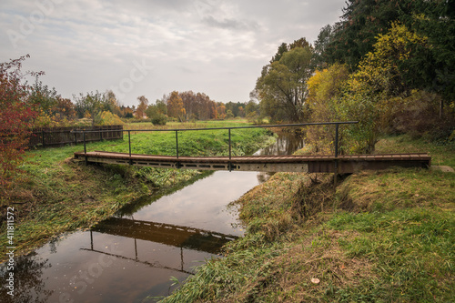 Obraz na płótnie Footbridge over the Czarna river at autumn near Gora Kalwaria, Mazowieckie, Poland w salonie