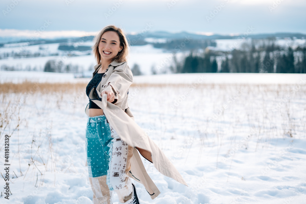 junge Frau im Schnee Winterlandschaft Freiheit fröhlich sexy beiger langer Mantel bauchfrei schwarzes Top Haare junge Frau im Schnee Winterlandschaft Freiheit fröhlich sexy beiger langer Mantel bauchfrei schwarzes Top Haare