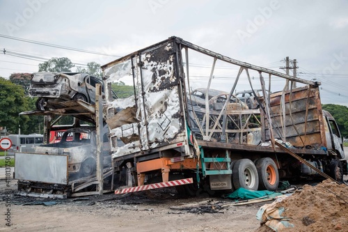 Caminhão cegonheiro queimado, na Rodovia Dutra.