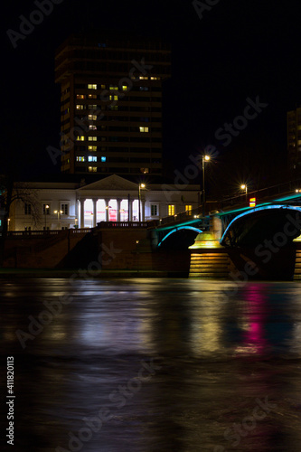 Museum in Frankfurt bei Nacht
