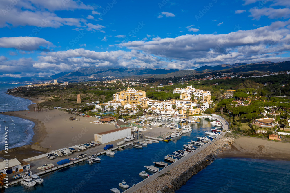 vista aérea del puerto de cabopino en el municipio de Marbella, Andalucía