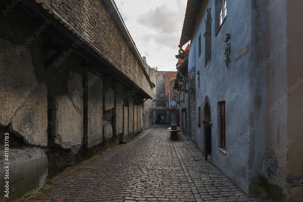 Obraz premium TALLINN, ESTONIA - AUGUST, 10, 2020: St. Catherine's Passage in the Old Town of Tallinn, Estonia.