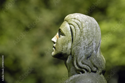 Steinskulptur eines Mannes. Fotografiert auf einem Friedhof © lotharnahler