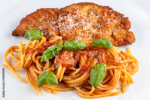 Photo spaghetti with tomato sauce and pork milanese cutlet