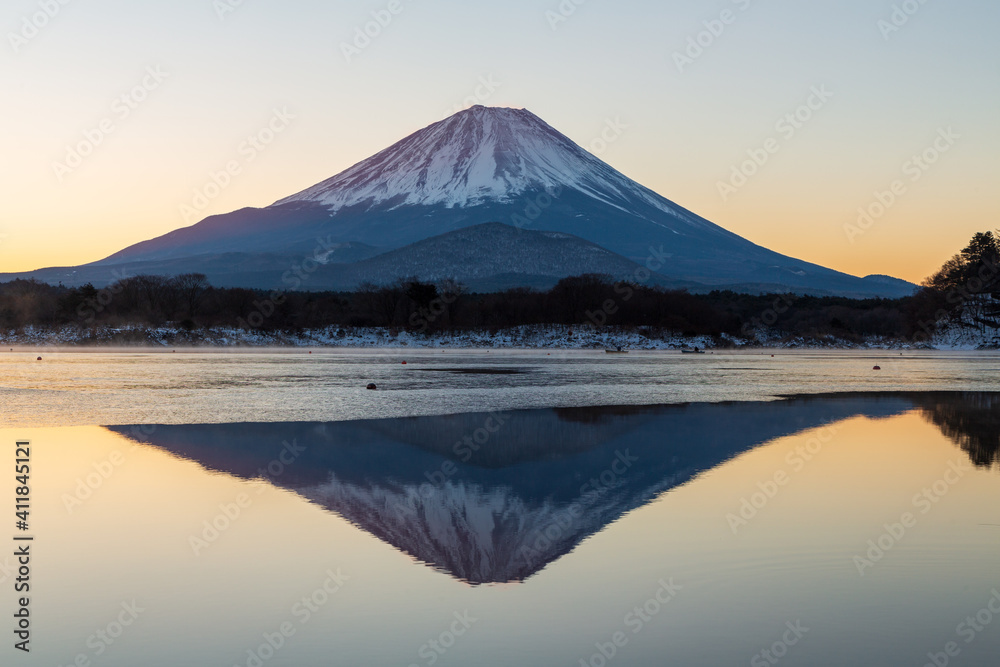 冬の精進湖から朝焼け富士山