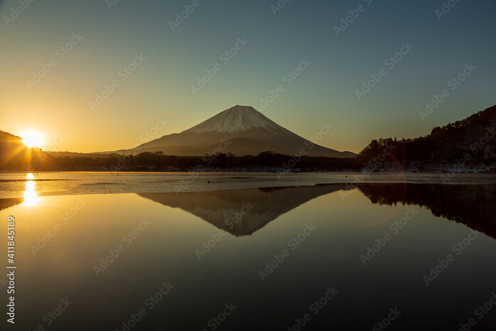 冬の精進湖から朝焼け富士山