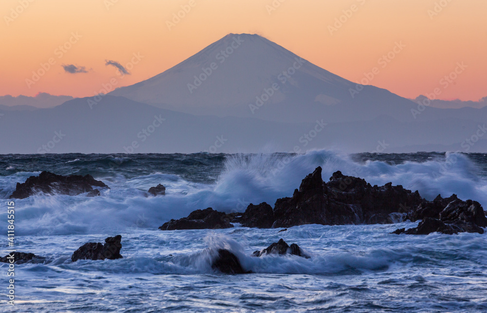 荒崎海岸から春一番の荒海と夕焼け富士山