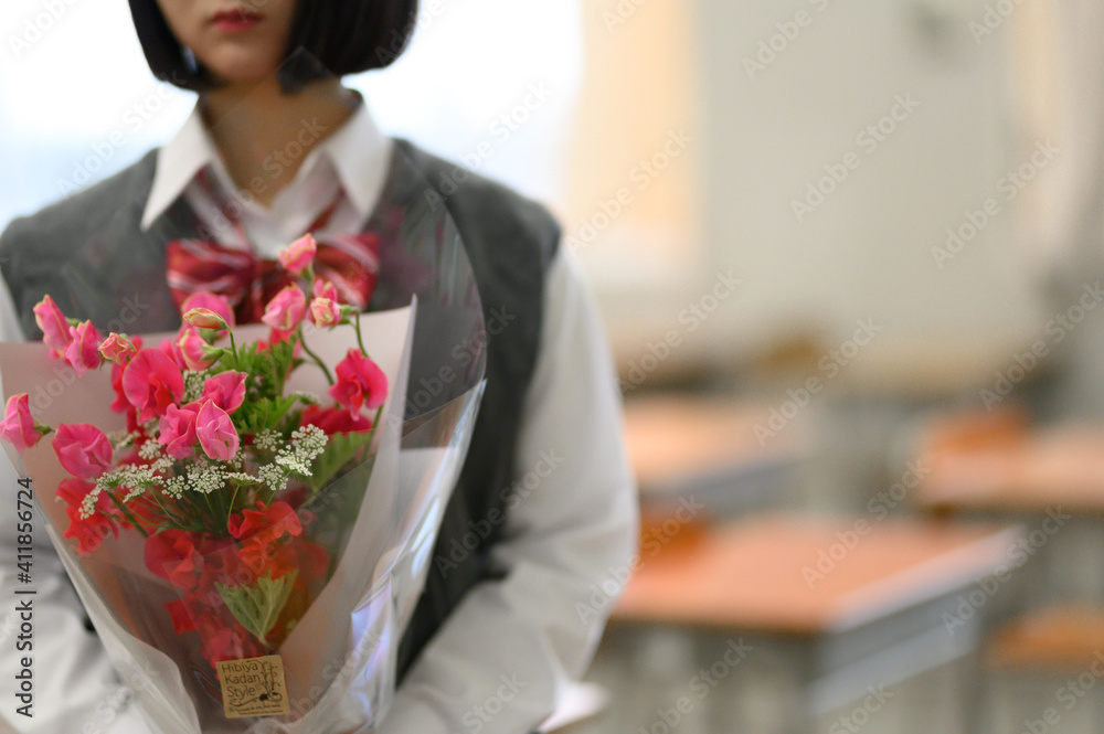 花束を持つ女性 花束を持つ女性