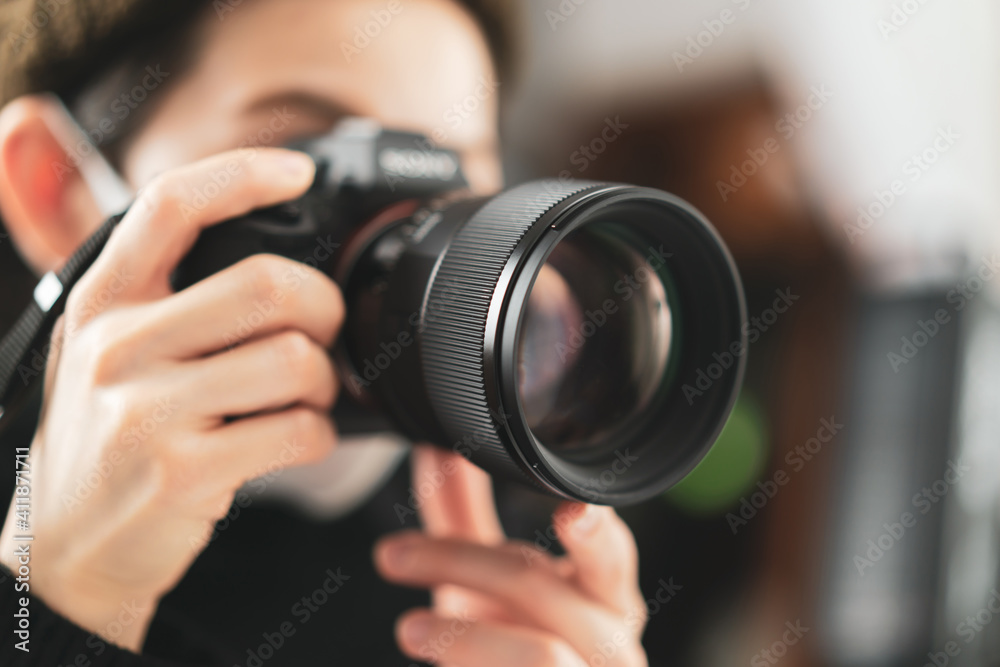 写真を撮る女性 写真を撮る女性