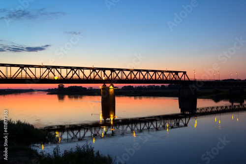 Obraz na płótnie View of a bridge over the Elbe during twilight. w salonie