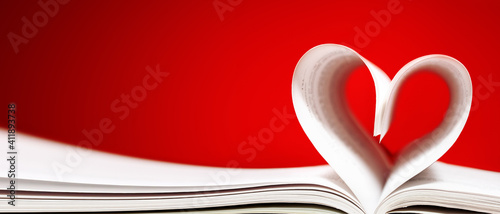 Forma di cuore con le pagine di un libro