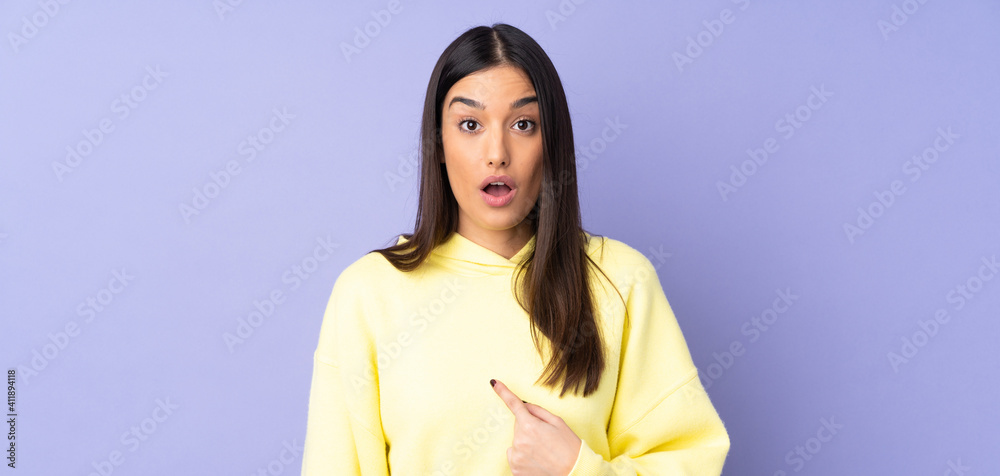 Young caucasian woman over isolated background pointing to oneself - obrazy, fototapety, plakaty 
