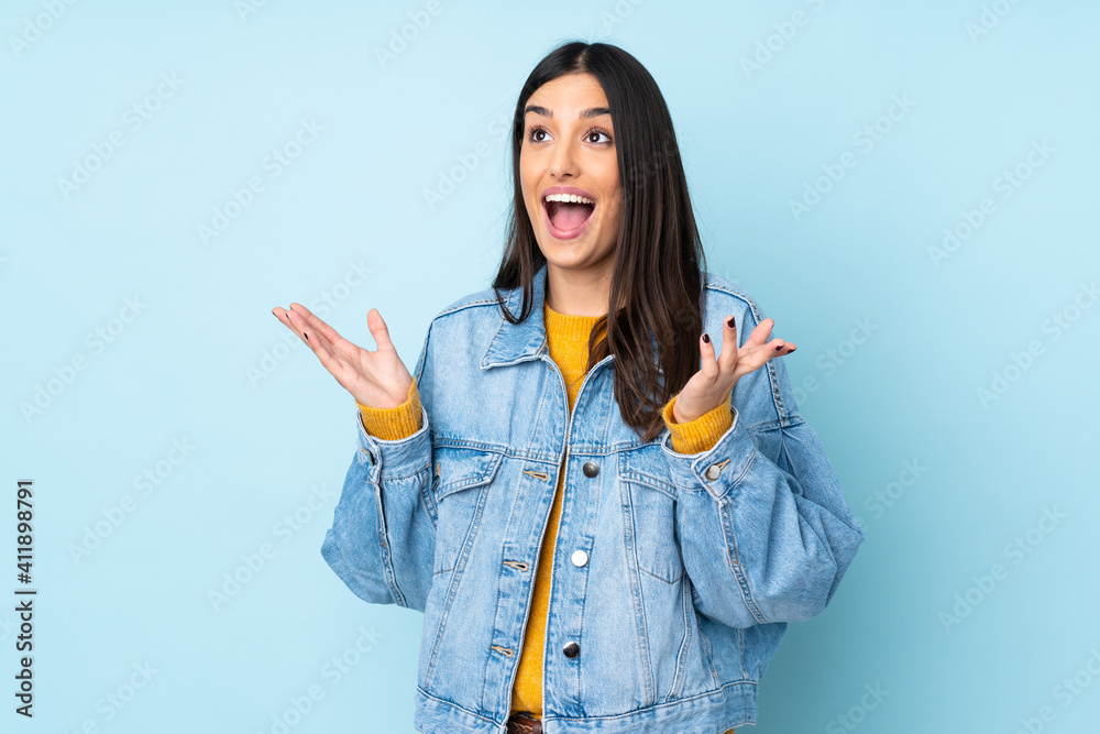 Young caucasian woman isolated on blue background with surprise facial expression - obrazy, fototapety, plakaty 