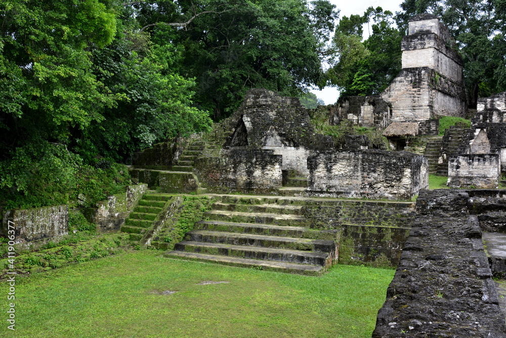 Paisajes y rincones de la ciudad arqueológica maya de Tikal, situada en la región de Petén, en el norte de Guatemala Paisajes y rincones de la ciudad arqueológica maya de Tikal, situada en la región de Petén, en el norte de Guatemala