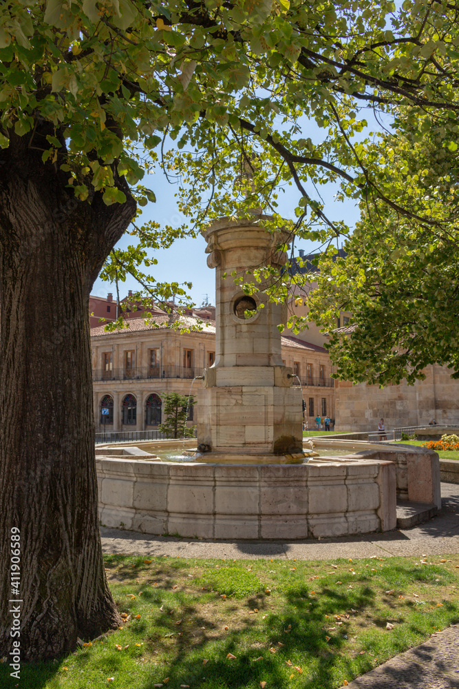 Fototapeta premium Castilla Leon, Spain - September 5, 2020: Saint Marcelo Fountain at San Marcelo Square in Léon.